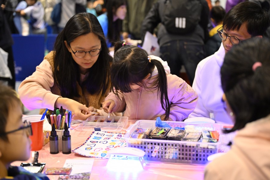 <p>场内多个互动环节均深受参加者欢迎，包括DIY工作坊，让公众寓学於乐。最具挑战的是由体院运动选材及发展部设计的体能测试，协助参加者了解自身体能特质，发掘运动潜能。</p>
